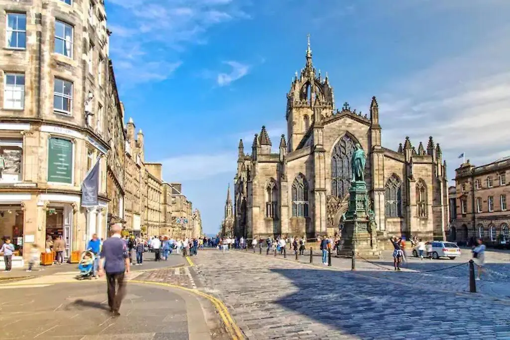 Stylish City Apartment Edinburgh